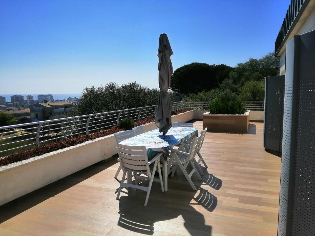Just Blue Hotel Montesilvano Marina Екстериор снимка