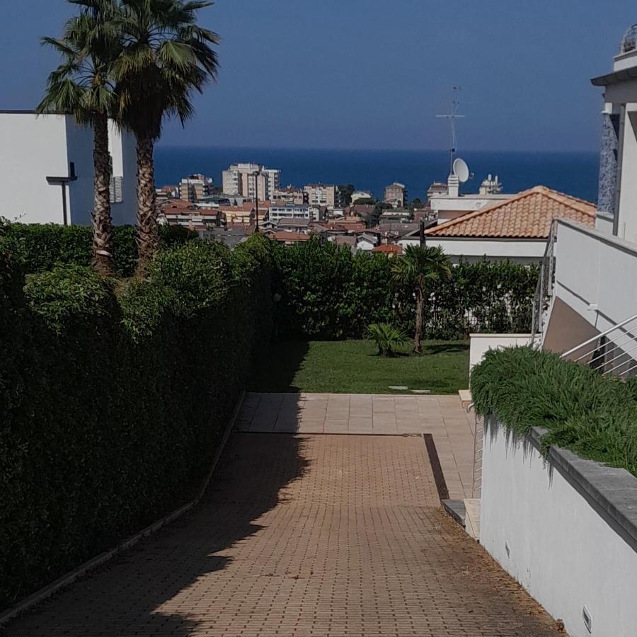 Just Blue Hotel Montesilvano Marina Екстериор снимка