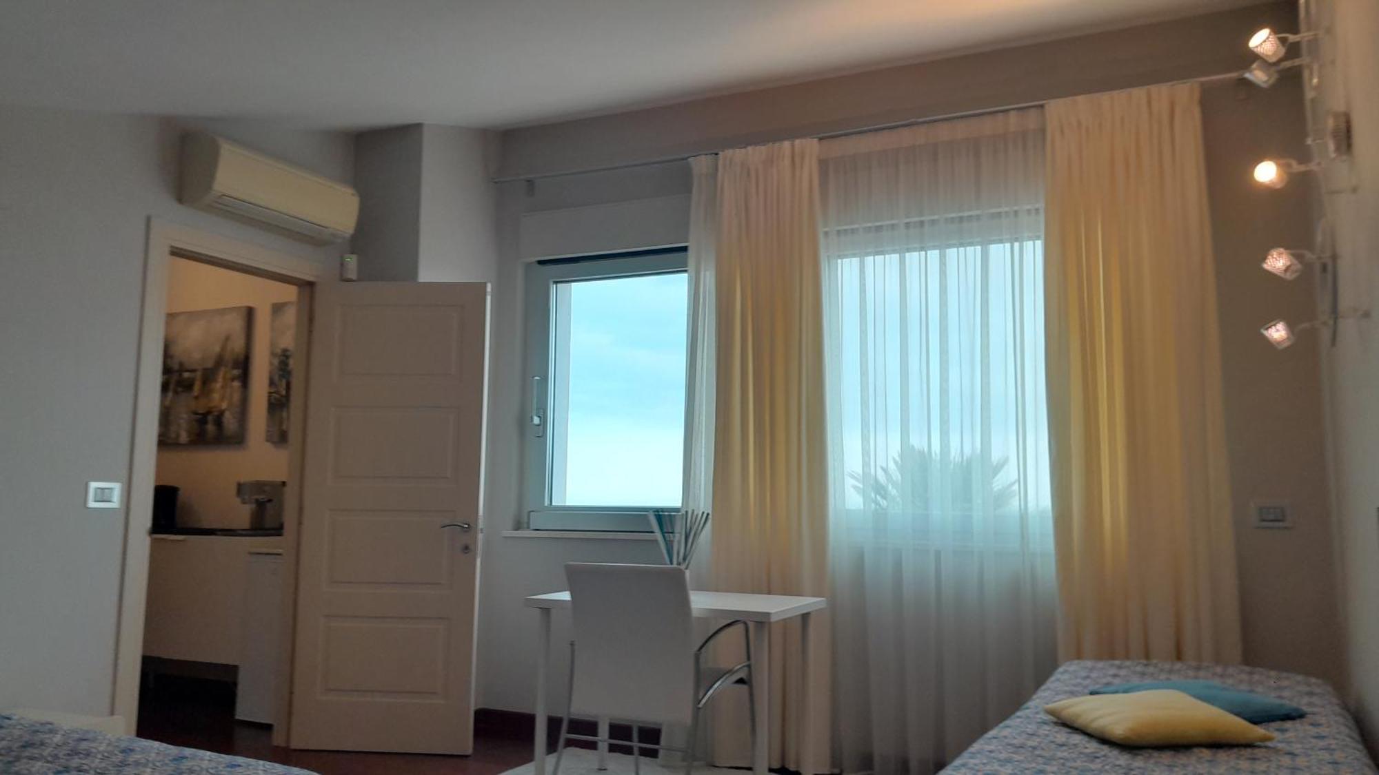 Just Blue Hotel Montesilvano Marina Екстериор снимка